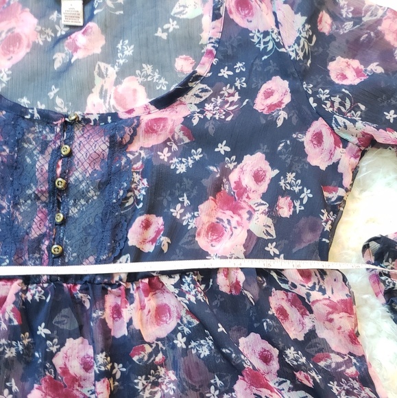 Arizona Jeans Flowy Floral Top - Picture 3 of 6